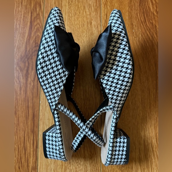 NWOT Pointed Bow Knot Low Heel Sandals in Black/White - Picture 5 of 6